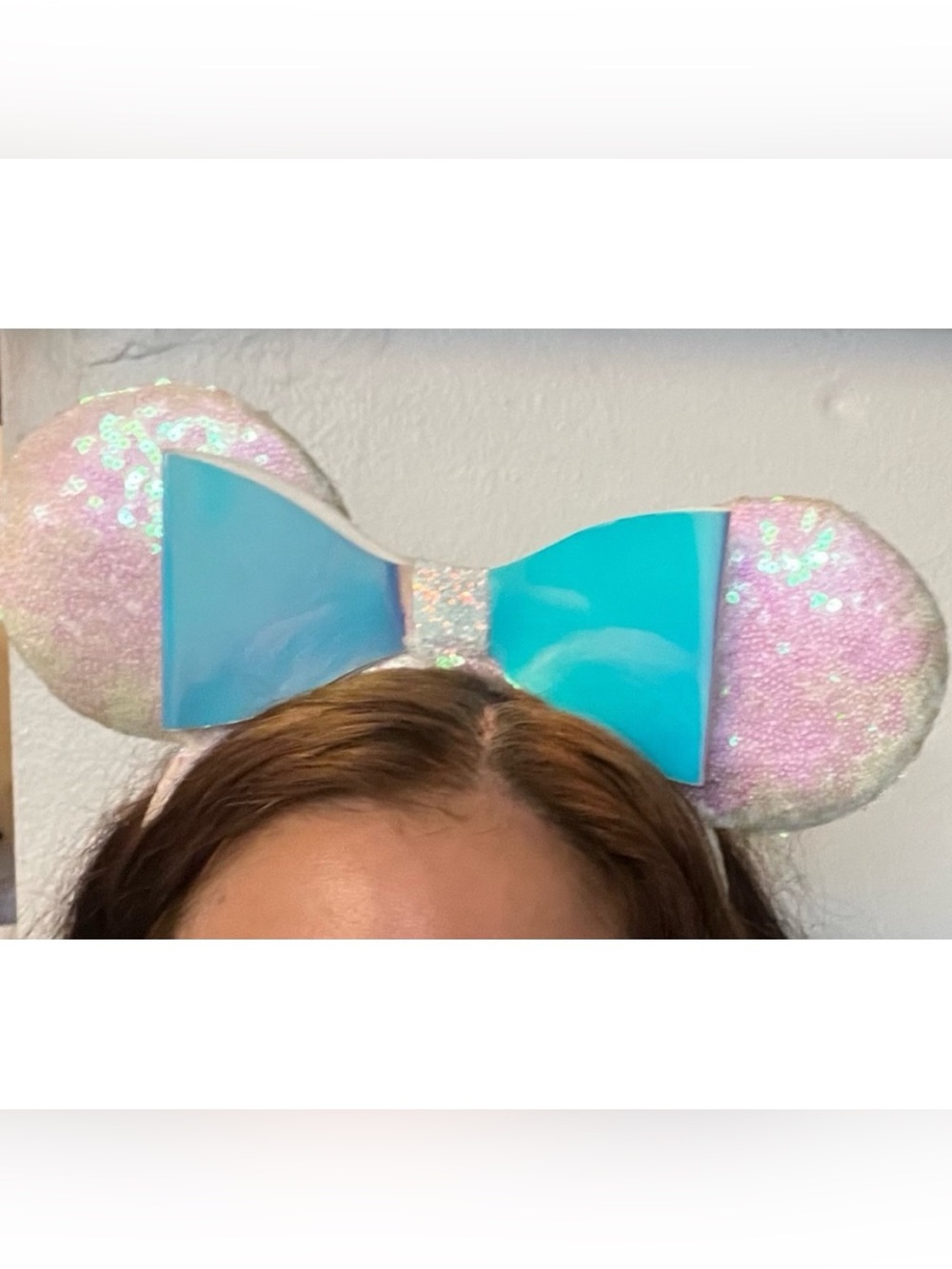 NEW DISNEY PARKS White Iridescent Sequin Bow Detail Minnie Mickey Ears Headband